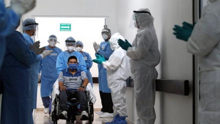 Covid: Cae la mortalidad en un 18% a medida que mejoran los tratamientos