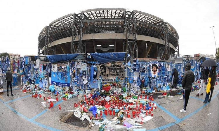Oficialmente el estadio del Napoli se llama Diego Armando Maradona
