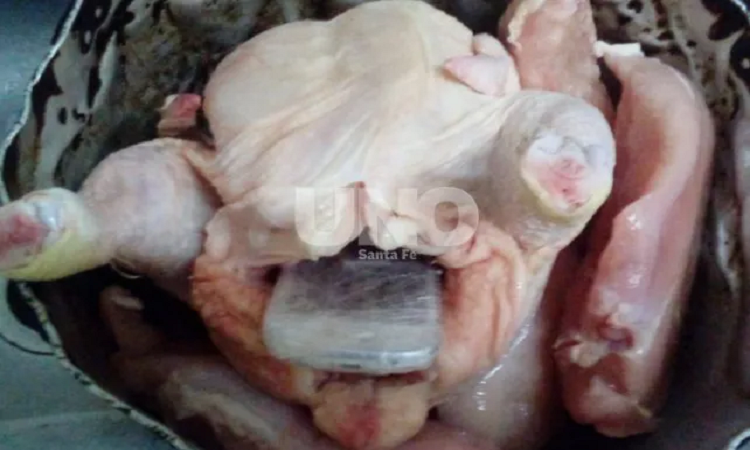 Un pollo destinado a un preso tenía un celular adentro