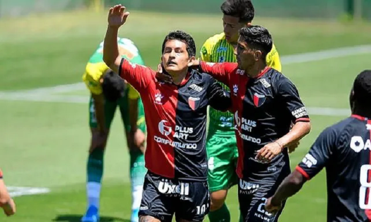 El Pulga Rodríguez en un gran nivel con la camiseta de Colón