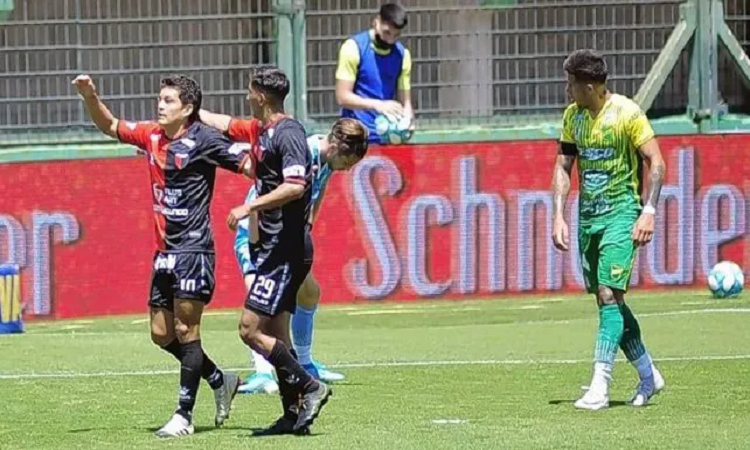 Colón hizo fútbol con un solo delantero