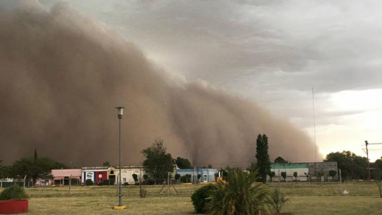 Un temporal de viento azotó La Pampa: destrozos en Santa Rosa