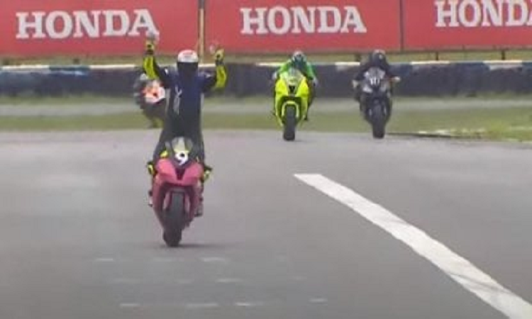 Por festejar antes de tiempo perdió la carrera