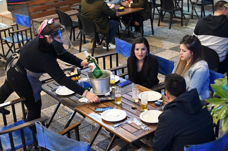El 24 y el 31, se amplía la cantidad de clientes por mesa en bares y restaurantes