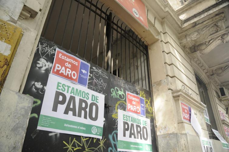 Empleados estatales y médicos realizan un paro de 24 horas