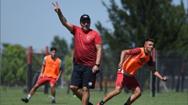 Una lista con varios pibes concentran en Newell's