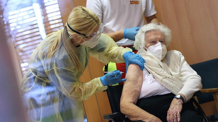 Coronavirus: el reducido grupo de países que empezó a vacunar