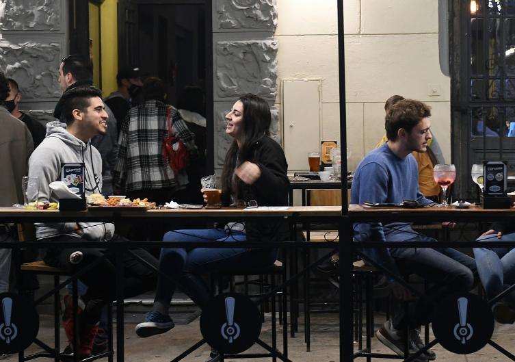 Se amplía la cantidad de comensales en bares y restaurantes