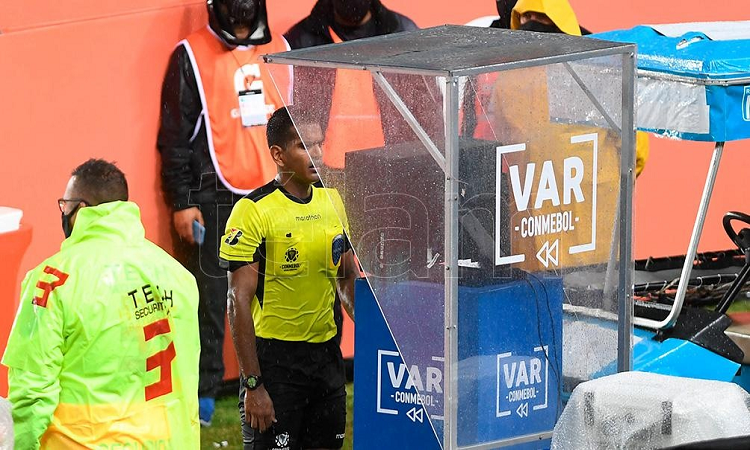 2021: El año del debut del VAR en el fútbol argentino