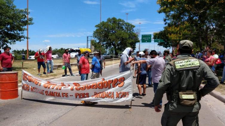 Pescadores levantaron el corte en la Ruta 168