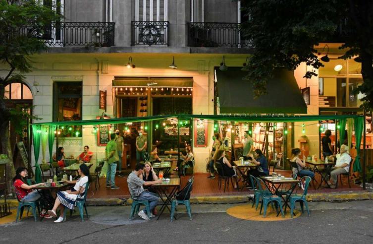 Se demora la disposición de las restricciones: el DNU no figura en el Boletín Oficial