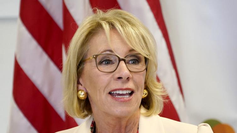 La secretaria de Educación, segunda renuncia en el gabinete de Trump