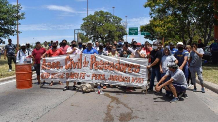 Pescadores vuelven a cortar la Ruta 168 