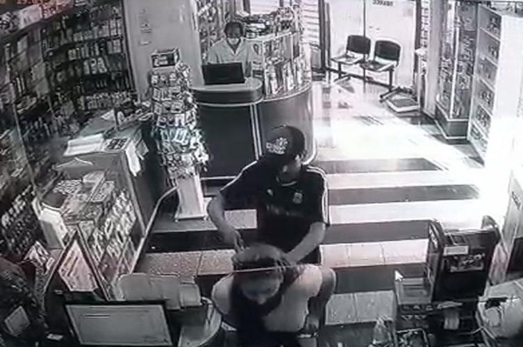 Video: violento asalto a una farmacia sobre Bulevar