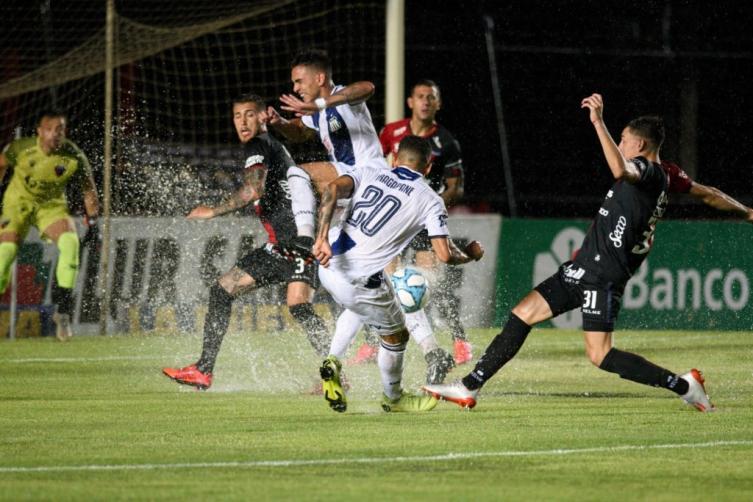 A Colón no le alcanzó la remontada y perdió ante Talleres
