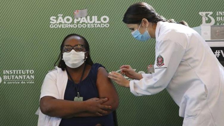 Brasil aprobó las dos primeras vacunas y ya comenzó la aplicación