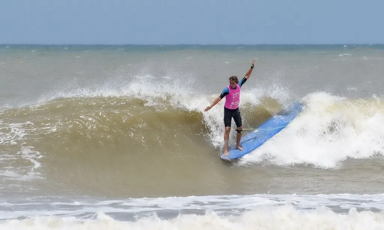 Surf: Un argentino y una rusa ganaron el festival de tablas largas 