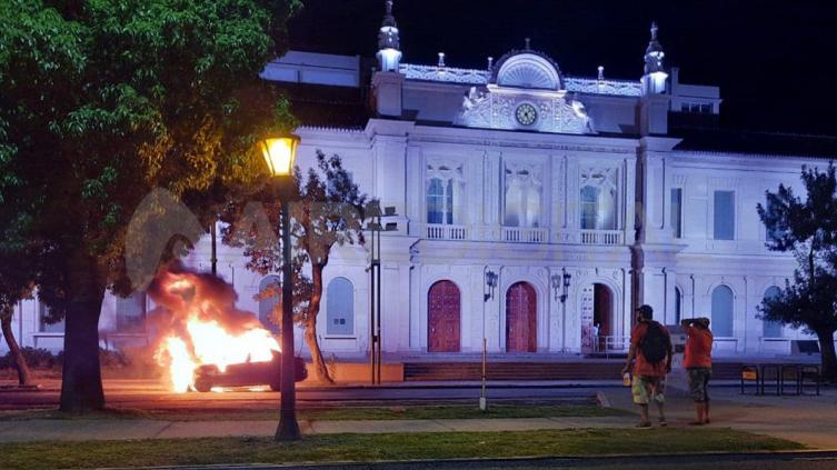 Video: un taxi se prendió fuego en pleno Boulevard