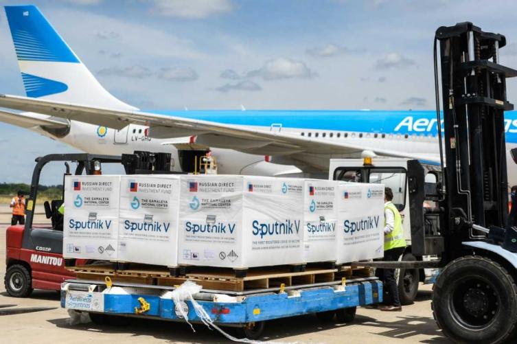 El avión de Aerolíneas que llegará de Moscú trae 220.000 vacunas