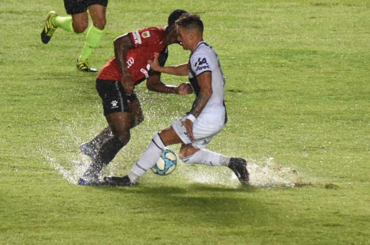 Por el clima, se suspendió el amistoso de Colón y Patronato