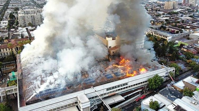Chile: un incendio obliga a evacuar uno de los hospitales más grandes de Santiago