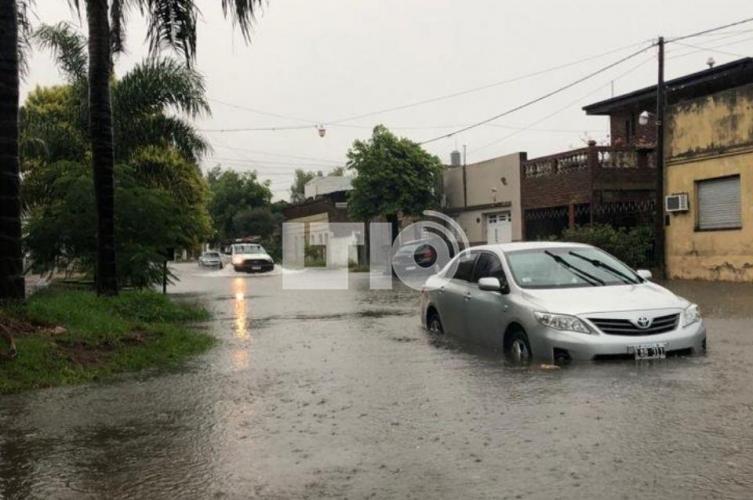 Por las intensas lluvias hay barrios anegados en la ciudad