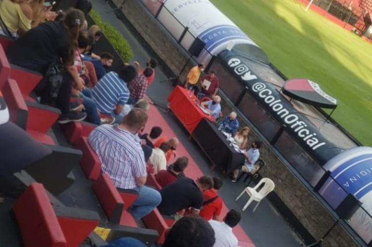 Escándalo en la Asamblea de Colón: “Le pegaron a un socio”