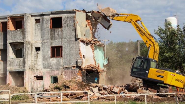 La provincia demolió un nuevo monoblock en barrio Acería