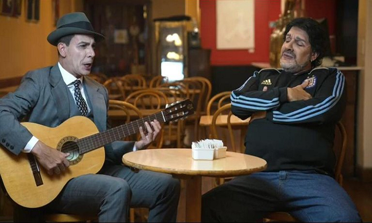 Bossi eligió a Maradona y Gardel para celebrar el Día de los Enamorados