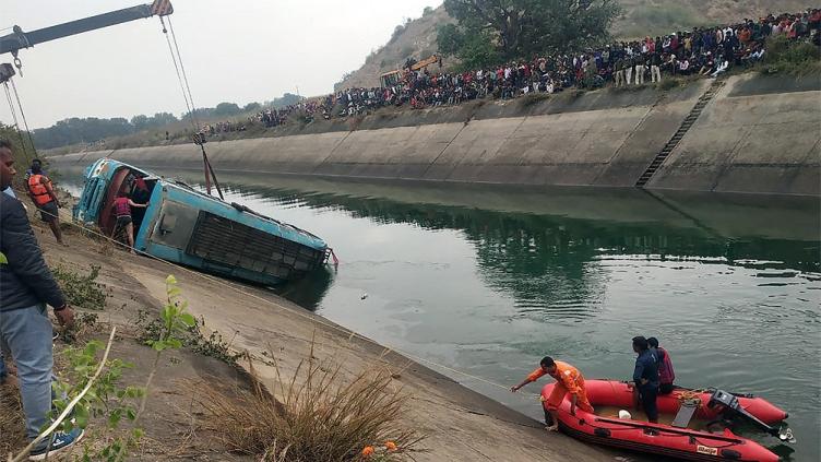 India: se desbarrancó un colectivo y murieron al menos 37 personas