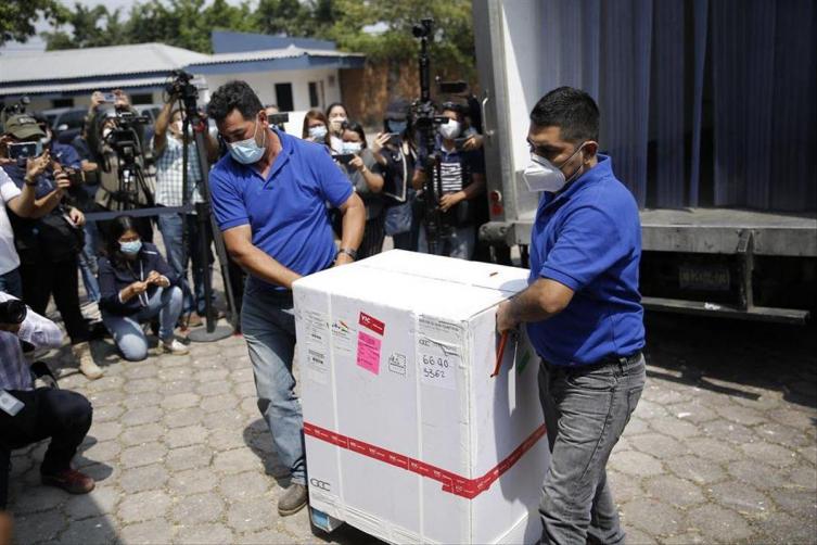 Vacunación irregular: Perú echó a 16 funcionarios