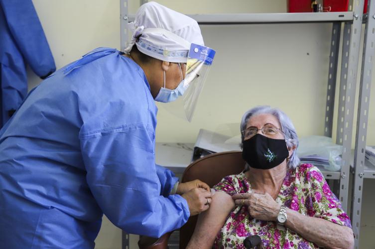 Se vacunaron 2.566 personas mayores de 90 años de la provincia