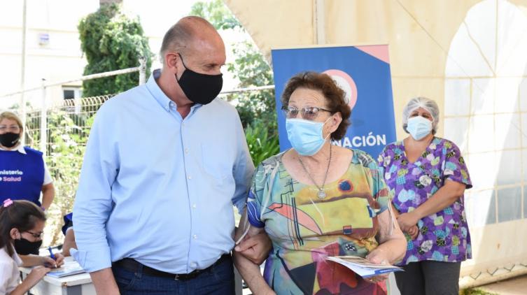 Perotti acompañó a su mamá a vacunarse contra el Covid-19