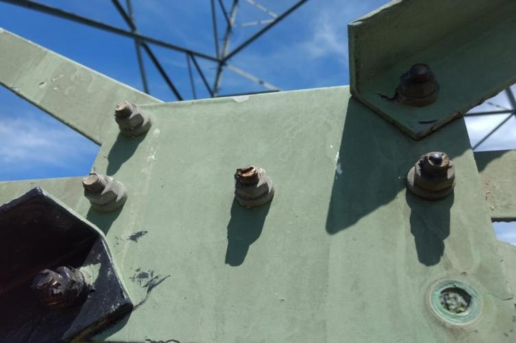 Vandalizaron una torre de alta tensión de la EPE
