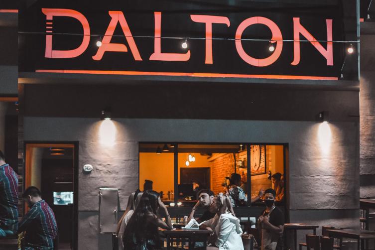Con un pedazo de vereda rompieron un blindex e ingresaron a un bar