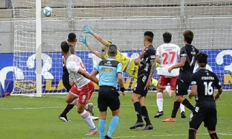 Sin ideas, Colón quedó eliminado de la Copa Argentina ante Argentino Jrs. por 1 a 0