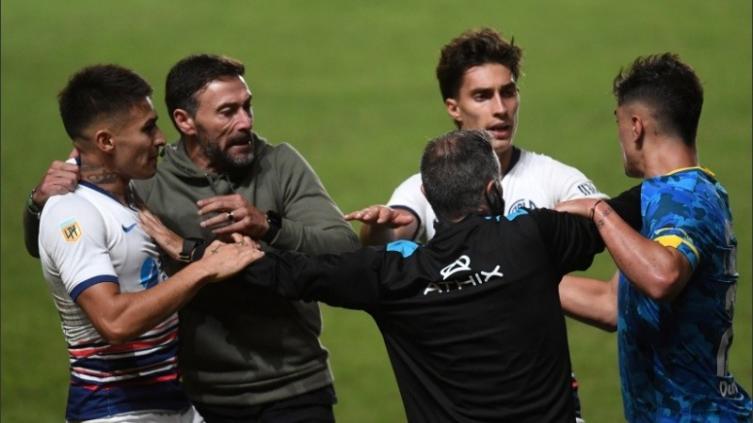 Los incidentes del final del partido y los nervios del Kily González