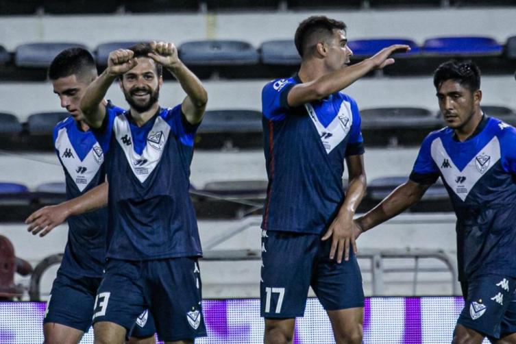 Vélez dejó sin invicto a Unión y sigue aferrado a la punta