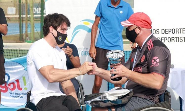 Tenis adaptado: Gustavo Fernández entregó la copa a un santafesino 
