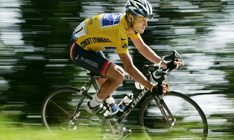 Lance Armstrong fue acusado de usar un motor en su bicicleta