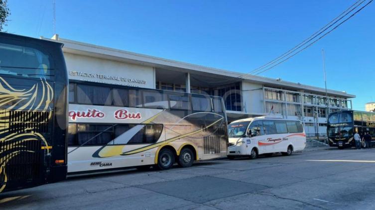 Continúa el bloqueo de ómnibus en el ingreso a la Terminal