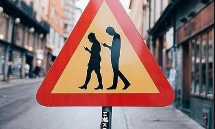 Google te pedirá que dejes de mirar el celular mientras caminas
