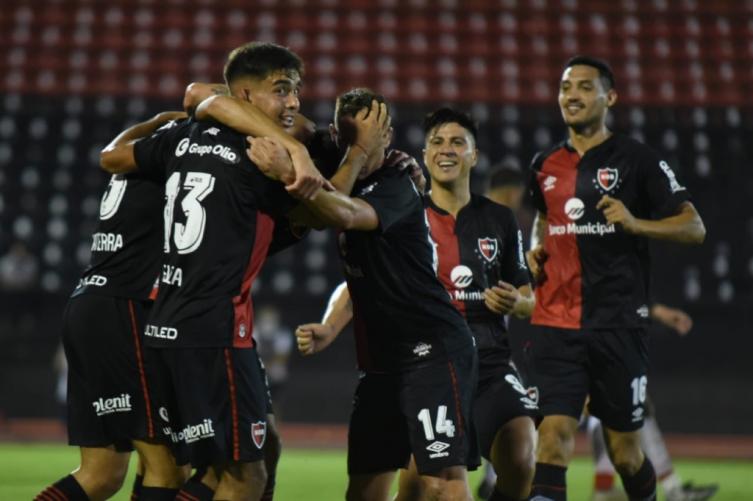 Burgos sigue invicto con Newell´s: le ganó a Patronato 2-0