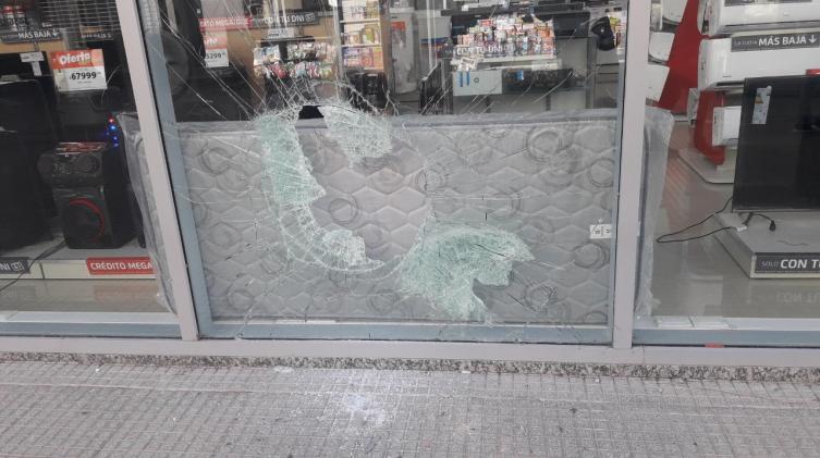 Rompieron el blindex y robaron en un local en pleno centro