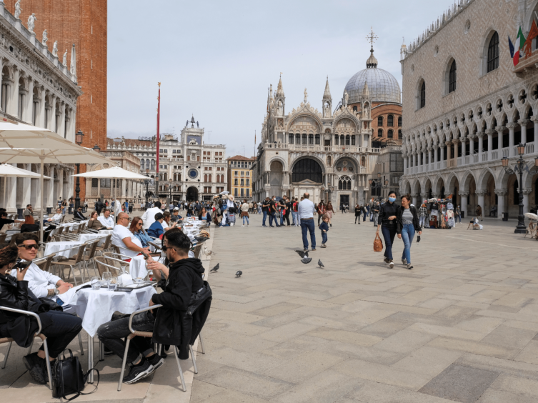 Con buen ritmo de vacunación, Italia comienza la reapertura económica