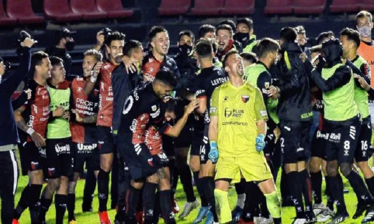 Colón aventaja a Independiente, Racing y Boca
