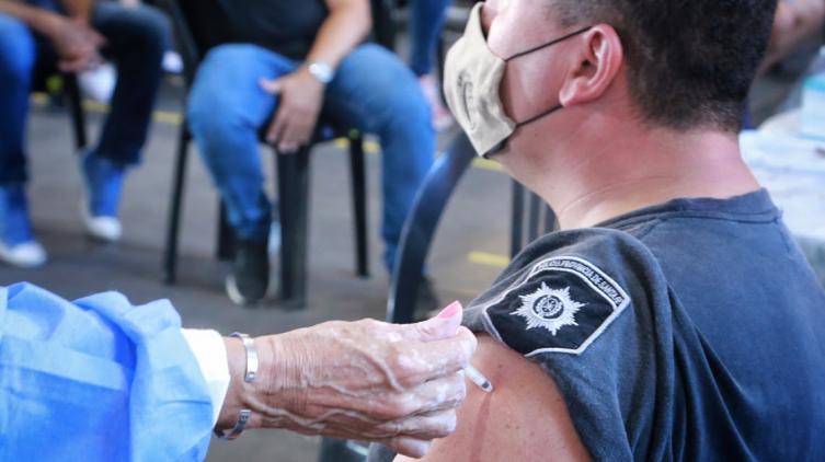 La provincia completará la vacunación de todo el personal policial