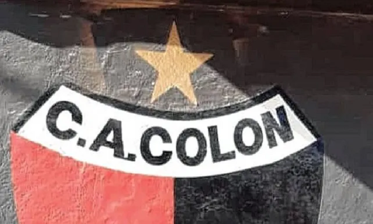 Hinchas de Colón pintaron la estrella en la sede del club