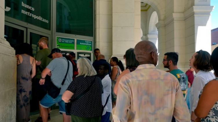 Cuba suspende los depósitos de dólares en efectivo