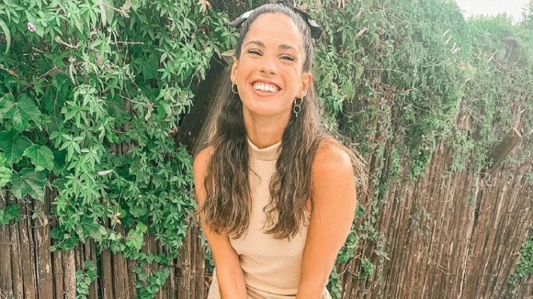 Cande Molfese riega sus plantas con su menstruación
